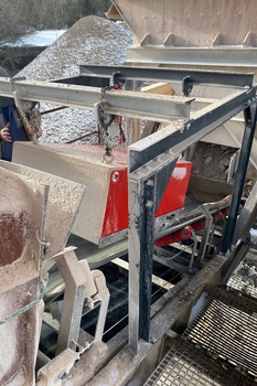 Magnetická deska DND-AC nad pásovým dopravníkem – drcení vápence v cementárně