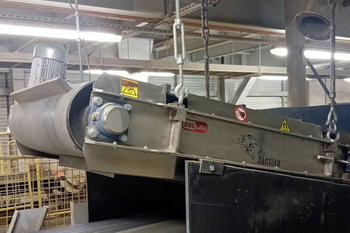 Magnetická deska DND-AC Mx8 F BEAST nad dopravníkem s tuhým alternativním palivem TAP
