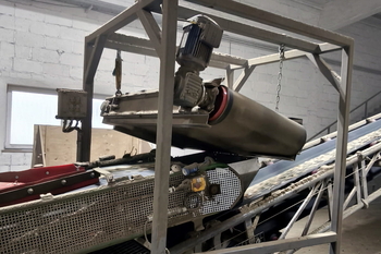 Magnetická deska samočisticí nad pásový dopravník DND-AC M3 F PANTHER - drcení dřevěných palet