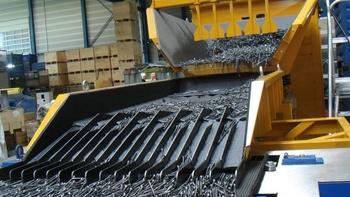 Vibrační rozprostírací podavač - třídění jemných frakcí a příprava materiálu