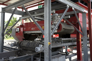 Magnetická deska s automatickým čištěním DND-AC – primární separace železa na pásovém dopravníku