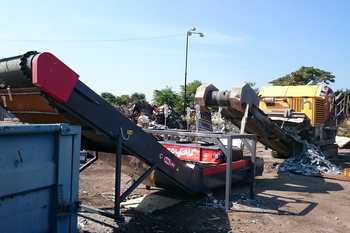 Magnetická deska s automatickým čištěním DND-AC – primární separace železa na pásovém dopravníku