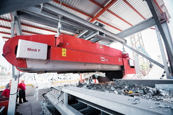 Magnetická deska s automatickým čištěním DND-AC Mm8 F TIGER – primární separace železa na pásovém dopravníku