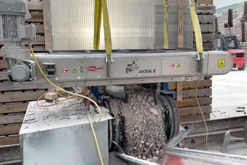 Magnetická samočisticí deska pro mobilní drtiče – separace roxorů při drcení betonu