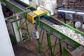 Separace kovů na třídicí lince komunálního odpadu