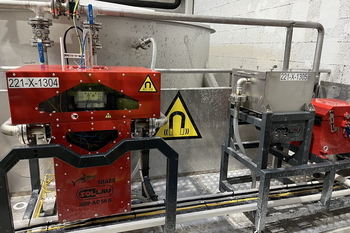 Průtokový magnetický separátor MSP-AC – čištění chladicí emulze u obráběcího stroje ve strojírenství