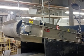 Automatická deska nad pásový dopravník DND-AC – regenerace slévárenského písku a formovacích směsí