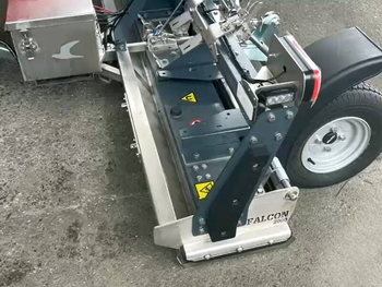 Magnetická metla MS 2000 F FALCON s modulem EasyDemag – úklid špon ve strojírenském areálu