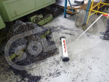 Magnetická metla MZ - úklid špon ve strojírenském areálu