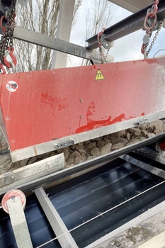 Magnetická deska DND-AC nad pásovým dopravníkem – ochrana drtiče kameniva v kamenolomu
